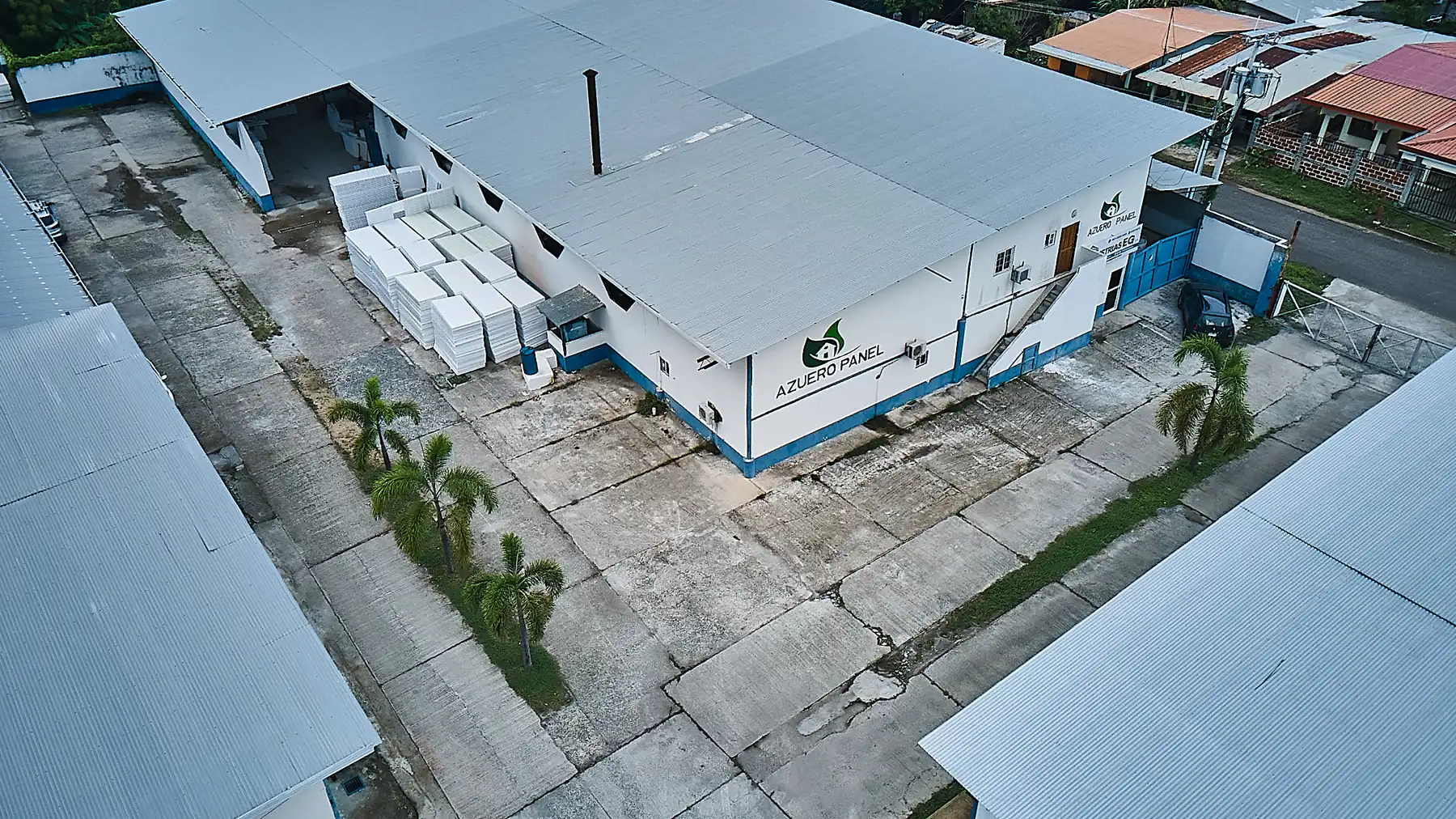 Vista aérea de la planta de Azuero Panel en La Villa de Los Santos