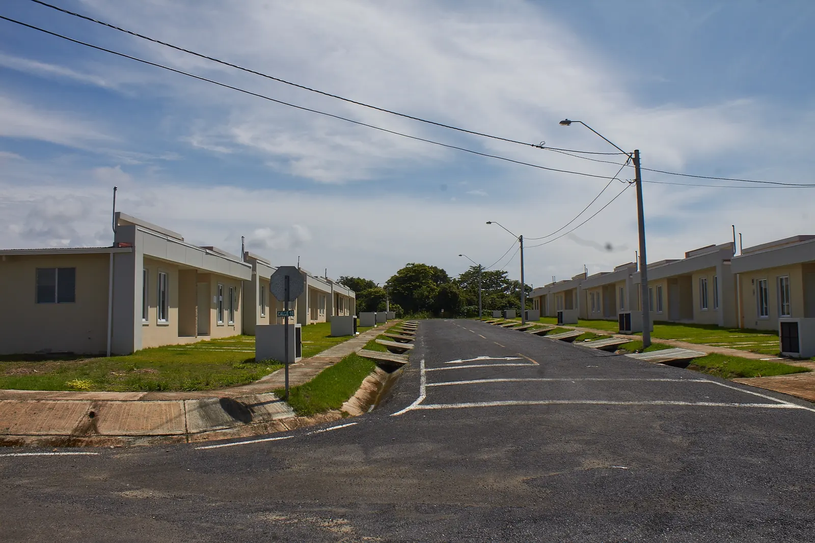 Calle de viviendas unifamiliares terminadas construidas con paneles EPS